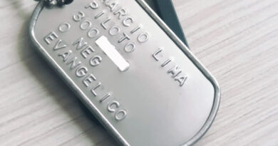 Dog tag em alto relevo em aço inox personalizada, identificação clássica militar com gravação mecânica permanente, resistente e durável – DogTagClan 2026