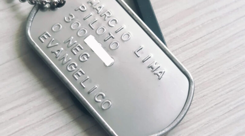 Dog tag em alto relevo em aço inox personalizada, identificação clássica militar com gravação mecânica permanente, resistente e durável – DogTagClan 2026