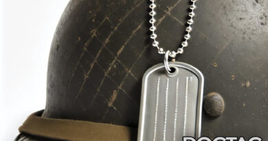 "Dog tag personalizada pendurada em um capacete militar com o logo DogTagClan"