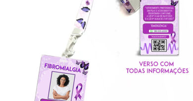 Crachá de identificação para fibromialgia com fita roxa e informações médicas