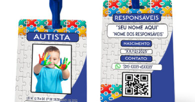 "Crachá do autismo personalizado com cordão azul, nome, foto e QR code, criado pela DogTagClan."
