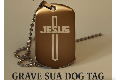 “Dog tag personalizada sob encomenda com frases como Amor, Honra e Unidade, símbolo muito usado por movimentos cristãos masculinos, como os que buscam identidade espiritual semelhante ao estilo ‘legendários’.”