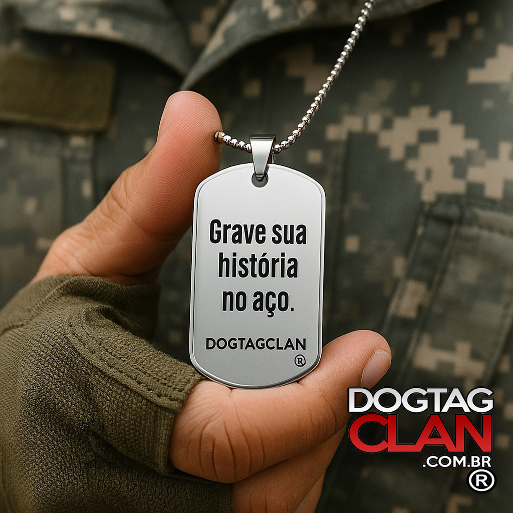 Dog tag personalizada com gravação em aço inox, com frase 'Grave sua história no aço', exclusiva da DogTagClan.