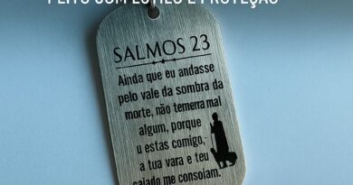 Dog Tag com Salmos 23 gravado em aço inox — Corrente de fé e proteção para carregar no peito. Produto personalizado DogTagClan.