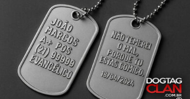 Dog tag com duas plaquetas em alto-relevo mostrando dados pessoais e frase de fé – modelo militar DogTagClan