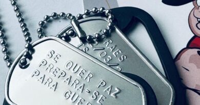 og tag em alto relevo com gravação militar personalizada em aço inox