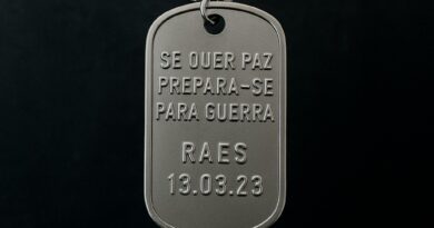 Dog Tag Militar com Corrente 2.4mm – Estilo, Resistência e História no Pescoço