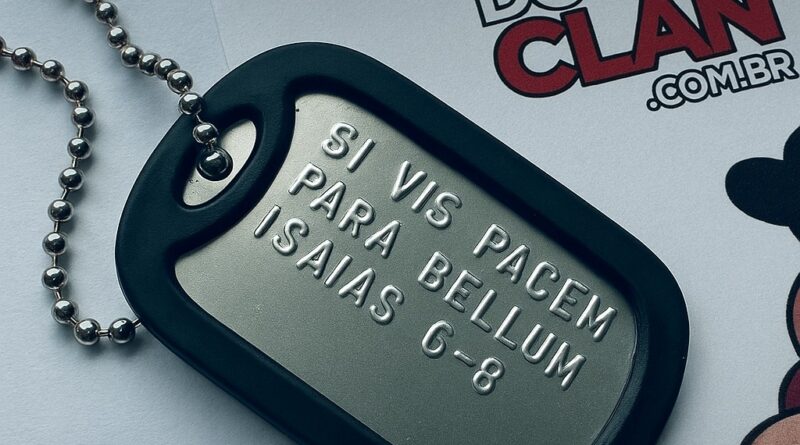 Dog tag militar personalizada com frase "Si vis pacem, para bellum", gravada em alto relevo, com corrente de bolinha aço inox, DogTagClan.