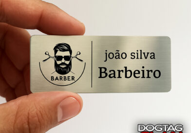 Crachá broche personalizado para barbeiro com nome e logo, feito em aço inox 6x2,5 cm com acabamento escovado.