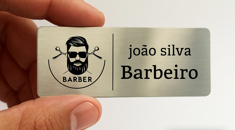 Crachá broche personalizado para barbeiro com nome e logo, feito em aço inox 6x2,5 cm com acabamento escovado.