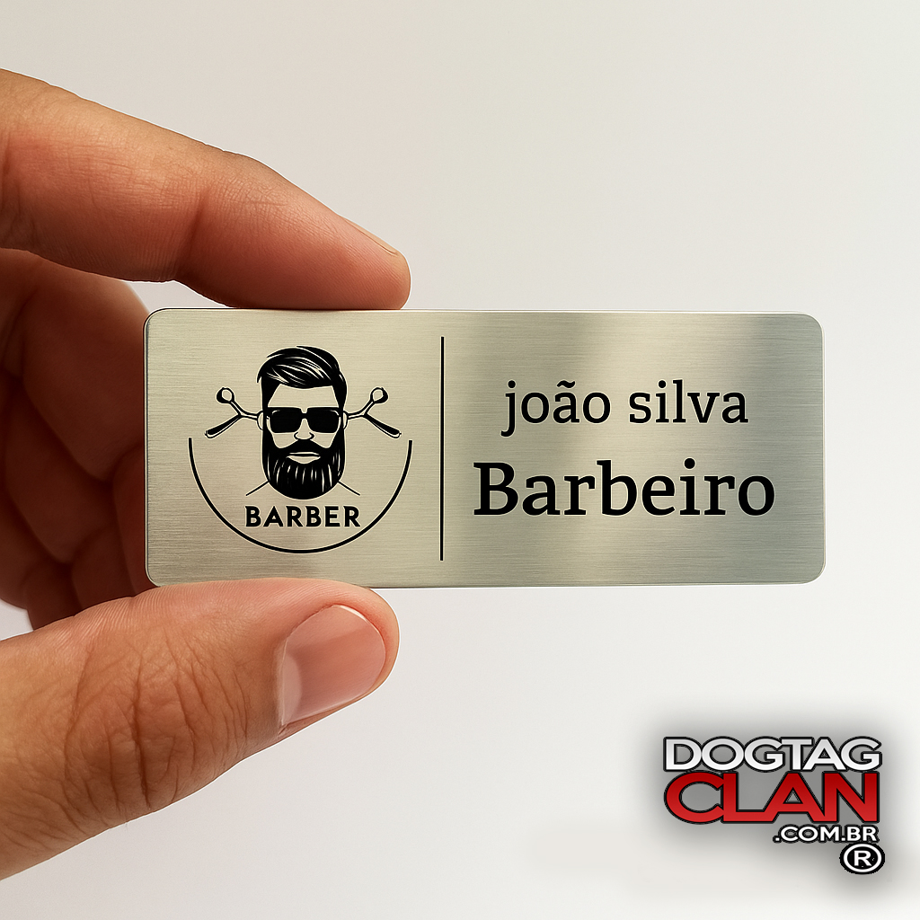 Crachá broche personalizado para barbeiro com nome e logo, feito em aço inox 6x2,5 cm com acabamento escovado.