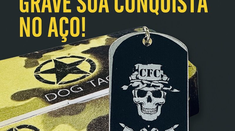 Dog tag personalizada com caveira e sigla CFC para formandos de curso de formação, em corrente de bolinha sobre caixa camuflada.