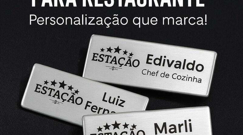 Crachás profissionais personalizados para restaurante com nome e cargo gravados em aço inox.