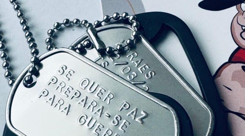 Dog tag militar em aço inox com gravação em alto relevo, modelo clássico usado por militares em 2026, resistente e personalizada