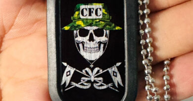 Dog tag personalizada para CFC em aço inox com nome, turma e logo do centro de formação de condutores, lembrança oficial de conclusão do curso em 2026