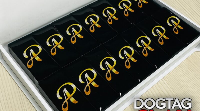 Dominó personalizado profissional com logo gravado – DogTagClan