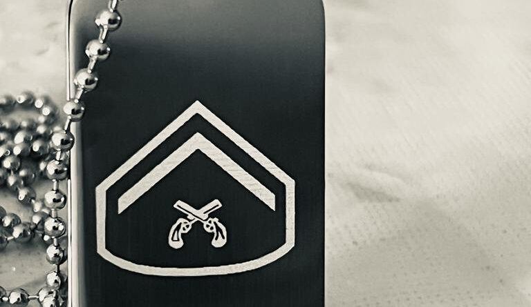 Identificação profissional e pessoal em 2026 com dog tag militar em aço inox para segurança, memória e reconhecimento