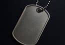 Dog tag militar em aço inox com corrente de bolinha, usada para identificação e personalização