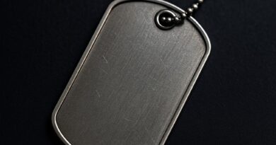 Dog tag militar em aço inox com corrente de bolinha, usada para identificação e personalização