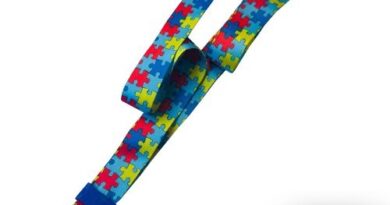 Cordão de identificação autismo com trava de segurança e design multicolorido