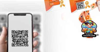 Crachá de identificação com QR Code mostrando laudo médico no celular, usado para emergências, TDAH, TEA e acessibilidade.