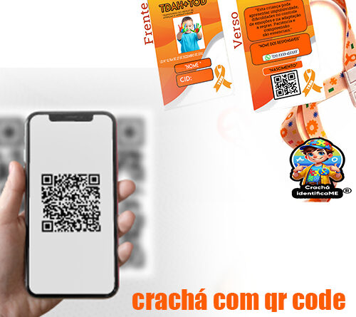 Crachá de identificação com QR Code mostrando laudo médico no celular, usado para emergências, TDAH, TEA e acessibilidade.