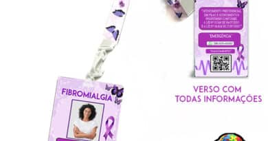 Crachá de identificação para fibromialgia com dados personalizados, cordão roxo e QR Code para informações médicas.