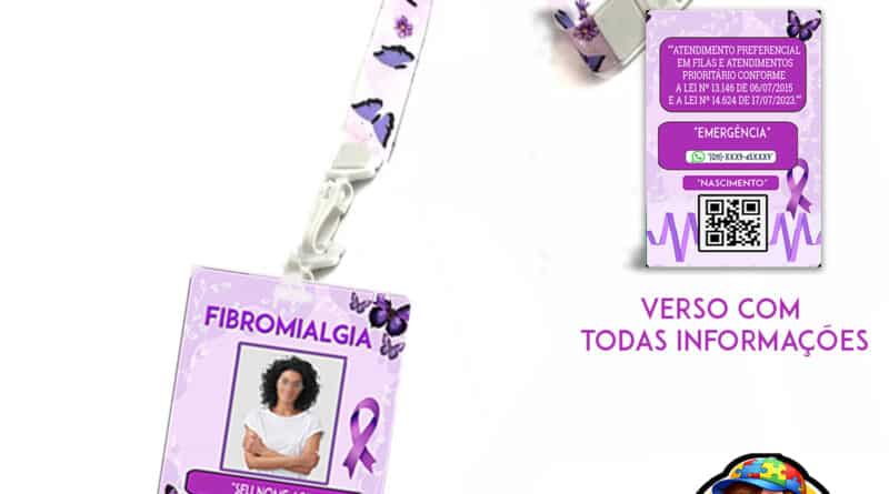 Crachá de identificação para fibromialgia com dados personalizados, cordão roxo e QR Code para informações médicas.