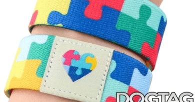 Pulseira Autismo Multicor no pulso – identificação para jovens e adultos.