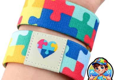 Pulseira autismo quebra-cabeça colorida no pulso, usada para identificação e inclusão de pessoas com TEA