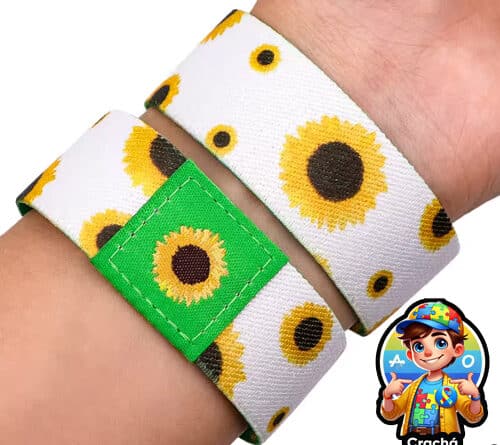 Pulseira girassol para identificação de deficiências invisíveis no pulso, em branco com girassóis amarelos e bandeira do Brasil