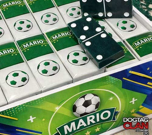 Dominó personalizado tema futebol com cores do time e nome gravado, design exclusivo DogTagClan