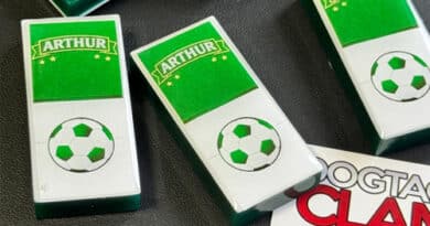 Dominó personalizado tema futebol com cores inspiradas no time e nome gravado, produzido em resina de alta qualidade pela DogTagClan
