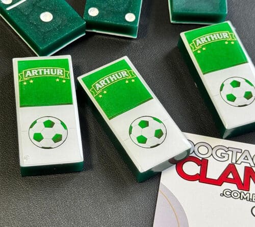 Dominó personalizado tema futebol com cores inspiradas no time e nome gravado, produzido em resina de alta qualidade pela DogTagClan