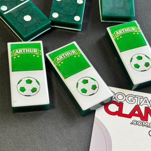 Dominó personalizado tema futebol com cores inspiradas no time e nome gravado, produzido em resina de alta qualidade pela DogTagClan
