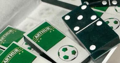 Dominó temático futebol personalizado nas cores verde e branco para presentear torcedores