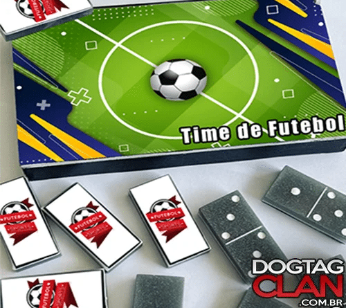 Dominó personalizado de time de futebol com design inspirado em futebol, peças profissionais e identidade exclusiva DogTagClan.