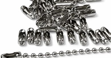 Fecho canoa para corrente de bolinha de dog tag em aço inox, peça essencial para unir as pontas da corrente e garantir segurança no uso no pescoço.