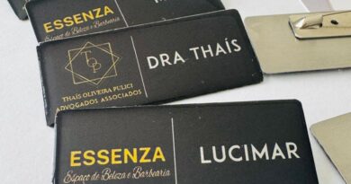 Crachá broche profissional em aço inox com fixação por ímã ou alfinete, ideal para identificação corporativa personalizada.