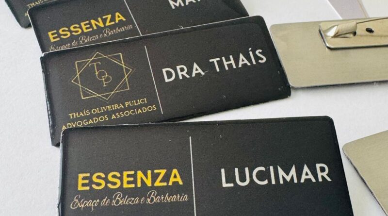 Crachá broche profissional em aço inox com fixação por ímã ou alfinete, ideal para identificação corporativa personalizada.