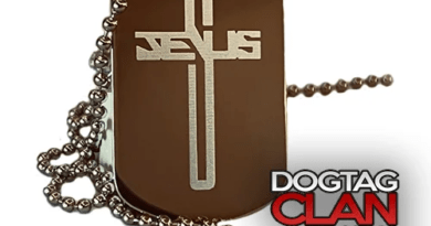 Dog tag personalizada em aço inox representando identidade, memória e identificação moderna em 2026