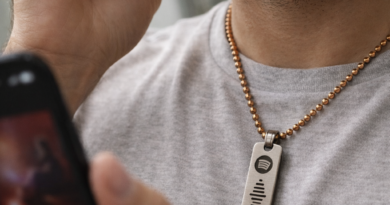 Pingente Spotify Code personalizado em aço inox dourado com gravação da música escaneável, ideal como colar, chaveiro ou pingente musical exclusivo da DogTagClan.
