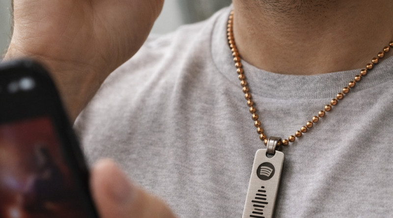 Pingente Spotify Code personalizado em aço inox dourado com gravação da música escaneável, ideal como colar, chaveiro ou pingente musical exclusivo da DogTagClan.