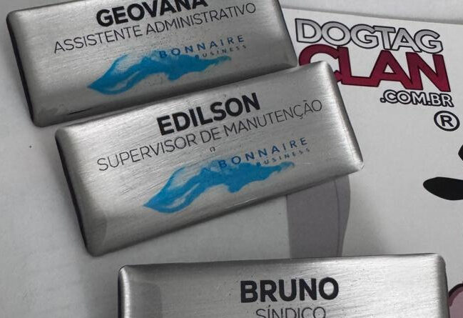 Crachá broche profissional em aço inox com fixação por ímã ou alfinete, ideal para identificação corporativa e uso profissional