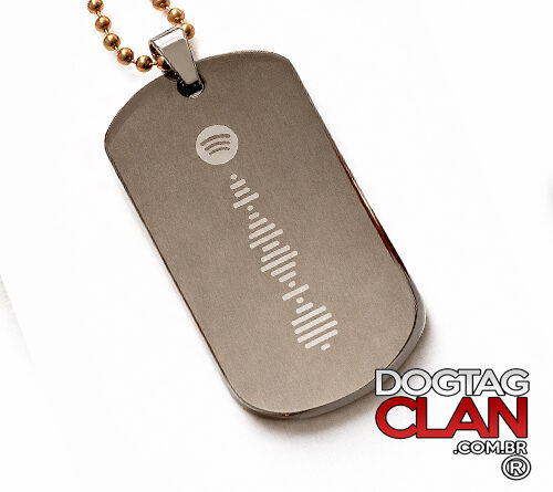 Dog tag Spotify Code personalizada em aço inox com gravação da música escaneável, usada como colar, pingente ou chaveiro, produzida pela DogTagClan.