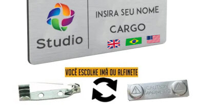 Crachá executivo em aço inox personalizado com logo, nome, cargo e bandeiras de idiomas com fixação por ímã ou alfinete