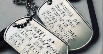 Dog tag personalizada em aço inox com gravação de nome, dados e corrente resistente, fabricada pela DogTagClan no Brasil