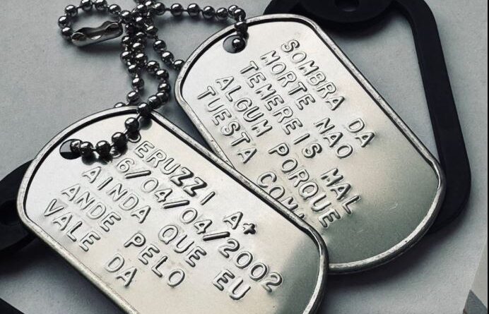 Dog tag personalizada em aço inox com gravação de nome, dados e corrente resistente, fabricada pela DogTagClan no Brasil