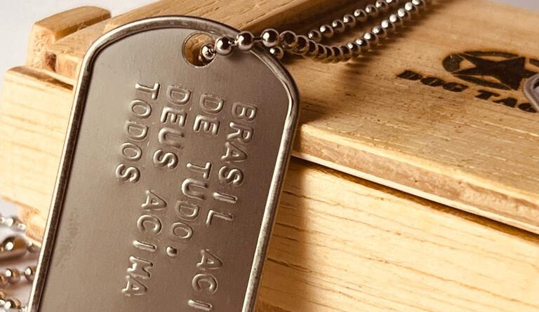 Dog tag personalizada em aço inox com gravação de nome e dados, vendida pela DogTagClan com envio para todo o Brasil.