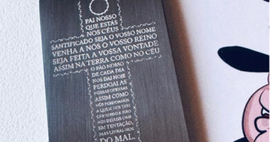 Dog tag oração Pai Nosso em aço inox com gravação ponta de diamante em formato de cruz, colar religioso cristão personalizado